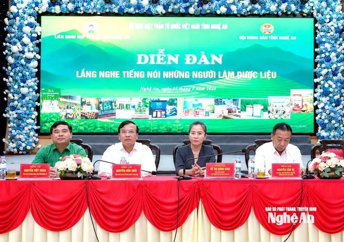 Các đồng chí chủ trì hội nghị. Ảnh: Thanh Phúc