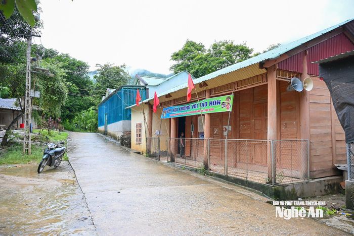 Nhà văn hóa cộng đồng bản Lưu Phong cũ đang là nơi sinh hoạt của cộng đồng bản Lưu Sơn. Ảnh: Thành Cường