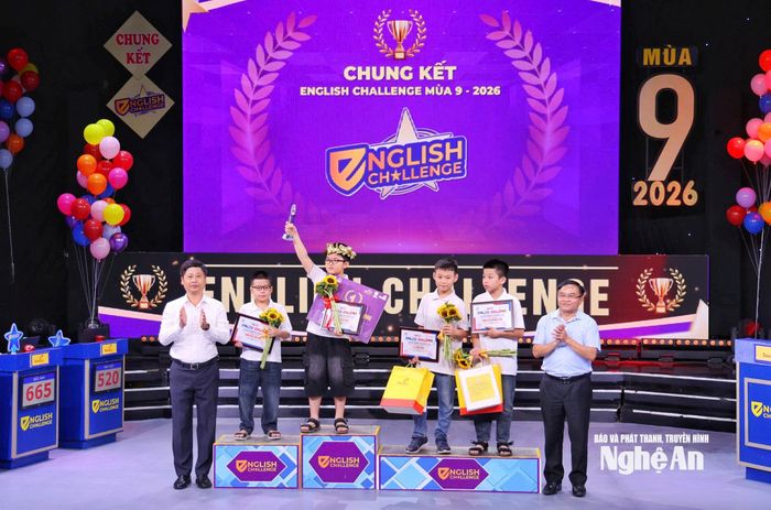 Khoảnh khắc trao giải cho các thí sinh xuất sắc của Chung kết English Challenge mùa 9. Ảnh: Đức Anh