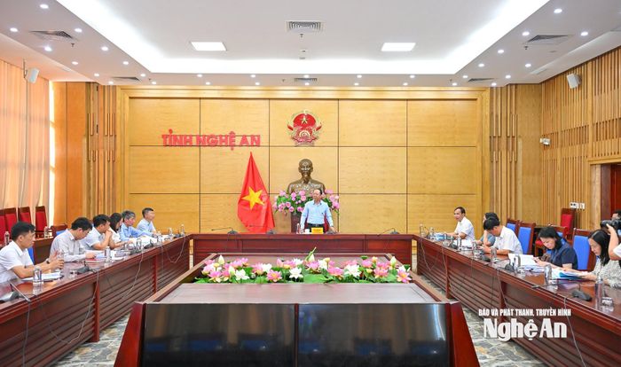 UBND tỉnh cho ý kiến về điều lệ tổ chức và hoạt động Quỹ phát triển đất Nghệ An. Ảnh: Thành Cường