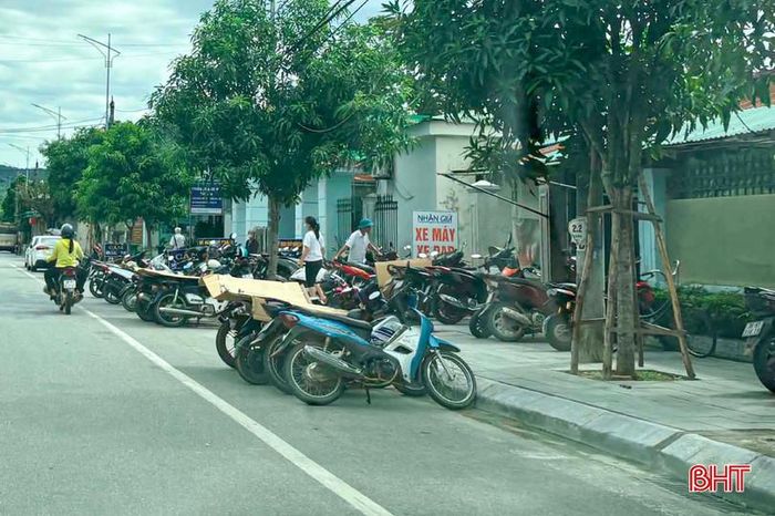 Lòng đường, vỉa hè trước cổng Trung tâm Y tế Hương Sơn bị lấn chiếm làm khu vực trông giữ xe máy.