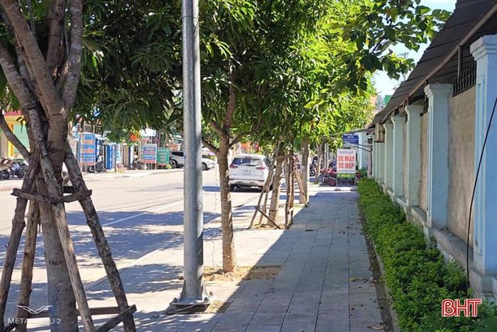 Sau phản ánh, khu vực để xe của Trung tâm Y tế Hương Sơn được bố trí ngăn nắp, không để phương tiện trên vỉa hè, lòng đường.