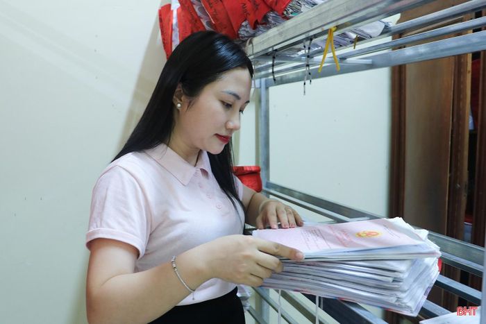  Cán bộ Văn phòng Đăng ký đất đai tỉnh, Chi nhánh Văn phòng Đăng ký đất đai khu vực Hương Sơn triển khai rà soát, hoàn thiện CSDL đất đai. 
