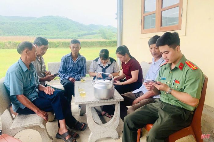 Lực lượng công an và đoàn viên thanh niên hướng dẫn người dân sử dụng tài khoản định danh điện tử.