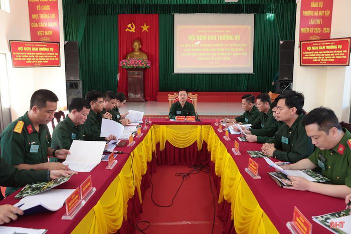 Ban Thường vụ Đảng ủy phường Hà Huy Tập tổ chức hội nghị ra nghị quyết lãnh đạo chuyển lực lượng vũ trang từ trạng thái thường xuyên lên trạng thái sẵn sàng chiến đấu cao, chuyển địa phương vào trạng thái khẩn cấp về quốc phòng.