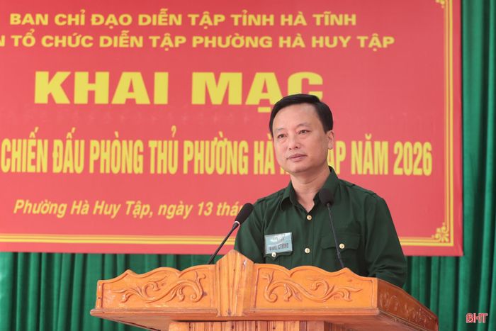 Đồng chí Đậu Tùng Lâm - Bí thư Đảng ủy, Chủ tịch HĐND phường, Trưởng ban Tổ chức diễn tập phường Hà Huy Tập phát biểu khai mạc diễn tập.