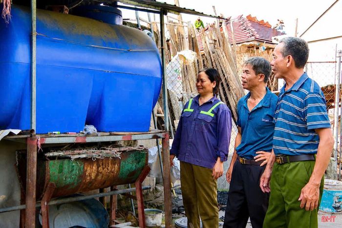 Bà Hồ Thị Tý cho biết: “Nước lúc trong, lúc đục, có mùi phèn nên chúng tôi cũng rất lo. Gia đình từng tính chuyện khoan giếng để lấy nước ngầm, nhưng khu vực này nước bị nhiễm phèn, nhiễm mặn nên cũng khó sử dụng. Không có nguồn nước sạch, chúng tôi dùng nước mưa và nước giếng ở các cánh đồng để sinh hoạt”.