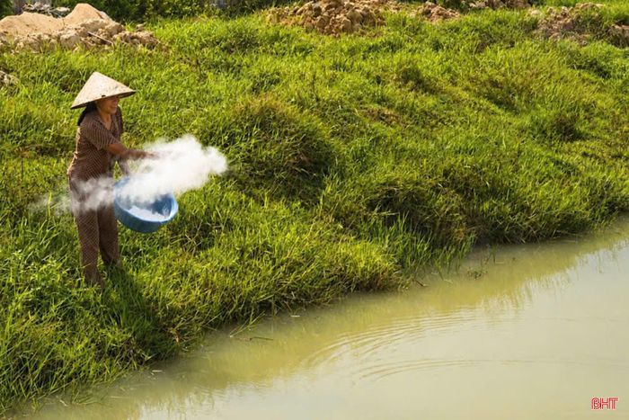 Vì vậy, khi nguồn nước có dấu hiệu đục, có mùi hoặc nhiễm phèn, người dân lại tìm cách xử lý thủ công bằng cách mua vôi đổ xuống giếng để khử bớt mùi và độ phèn rồi tiếp tục sử dụng.