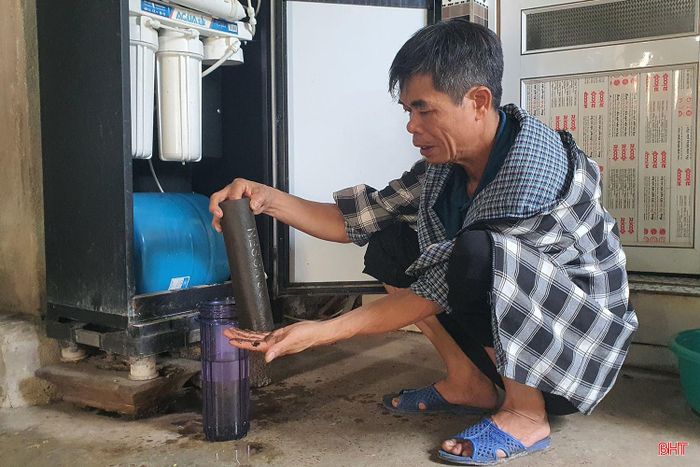  Nước sạch không chỉ đáp ứng nhu cầu sinh hoạt hằng ngày mà còn là một trong những điều kiện quan trọng để bảo vệ sức khỏe cộng đồng. Việc phải sử dụng nguồn nước giếng đào giữa đồng trong thời gian dài đang đặt ra nhiều lo ngại về chất lượng và an toàn nguồn nước. (Ảnh: Hệ thống lọc nước chứa đầy cặn bẩn cho thấy chất lượng nguồn nước giếng không đảm bảo). 