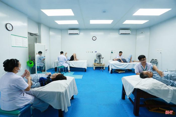 Nếu không chủ động chăm sóc sức khỏe từ sớm, nguy cơ mắc các bệnh mạn tính và suy giảm khả năng vận động khi tuổi cao sẽ ngày càng lớn.