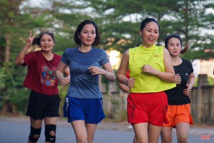 Mỗi người cần chủ động chăm lo sức khoẻ, tài chính... để chuẩn bị cho tuổi già.