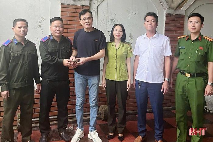 Người dân bàn giao cá thể rùa núi vàng quý hiếm cho lực lượng chức năng.