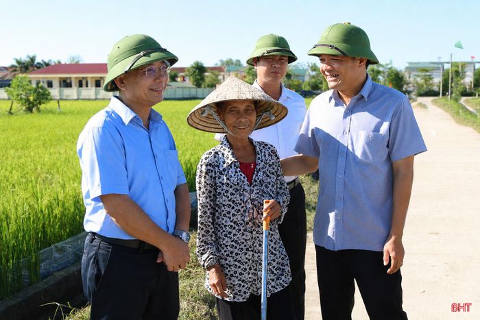 Trưởng ban Nội chính Tỉnh ủy Trần Nhật Tân động viên bà con tham gia đợt ra quân.