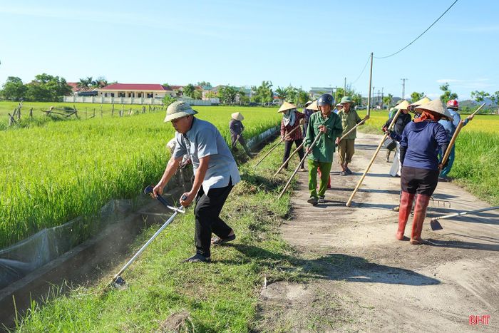 Người dân tham gia vệ sinh môi trường các tuyến đường trên địa bàn.