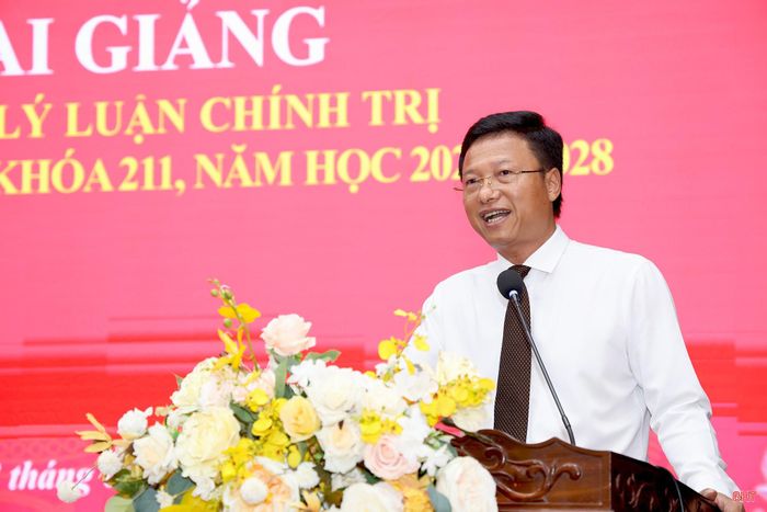 Hiệu trưởng Trường Chính trị Trần Phú Phan Duy Vĩnh phát biểu tại lễ khai giảng.
