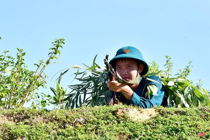  Trung đội dân quân được sự yểm trợ của hỏa lực từng bước phát triển đánh chiếm các mục tiêu vòng ngoài. 