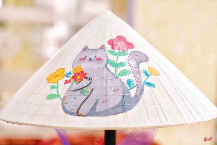 Tự tay thiết kế, trang trí sản phẩm là cách để người trẻ thể hiện khả năng sáng tạo, gu thẩm mỹ.