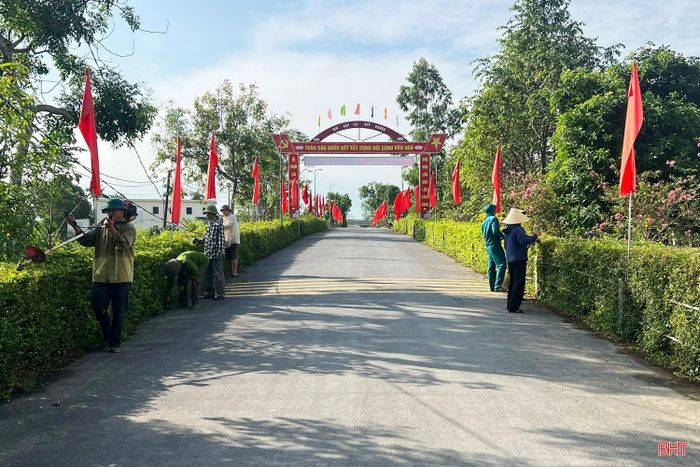 Đường vào thôn Đức Vĩnh những ngày đầu mùa thu lịch sử.