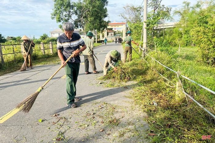 Đã thành thông lệ, mỗi tháng 3 lần, thôn Đức Vĩnh tập trung ra quân tổng dọn vệ sinh môi trường đường làng ngõ xóm.