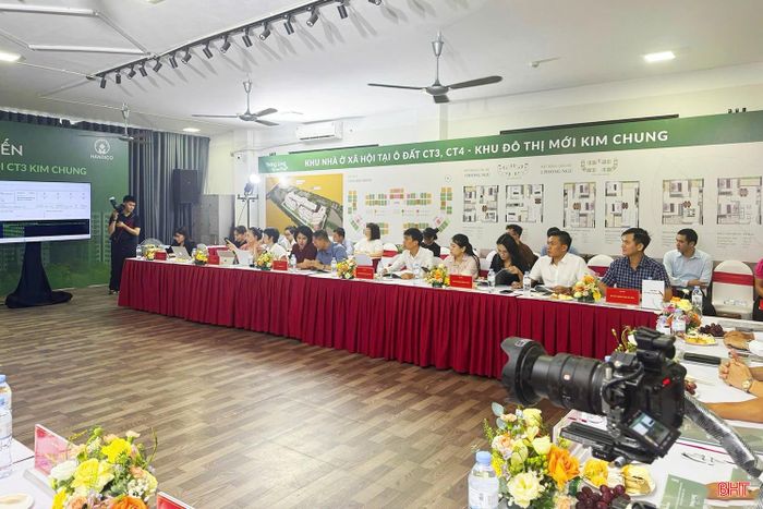 Đoàn công tác của Sở Xây dựng, Quỹ Đầu tư phát triển Hà Tĩnh cùng các đơn vị liên quan học tập kinh nghiệm việc bốc thăm trực tuyến qua mạng mua nhà ở xã hội tại Hà Nội.