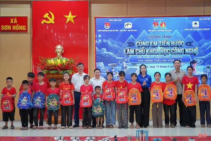 Lãnh đạo Tỉnh đoàn, xã Sơn Hồng trao 30 cặp sách cho học sinh có hoàn cảnh.
