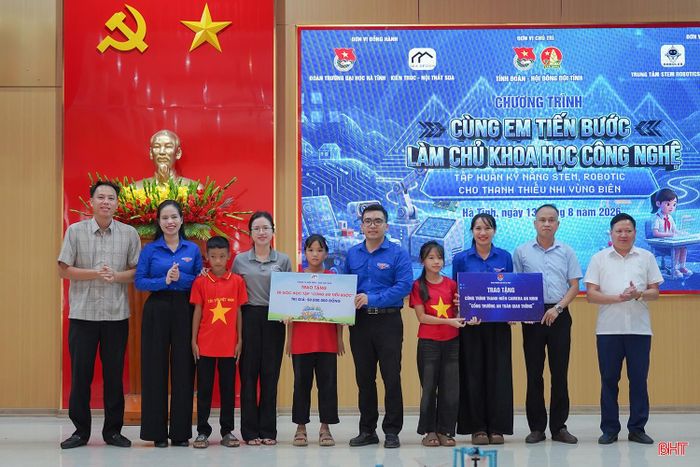 Nhân dịp này, Ban Tổ chức đã trao tặng 20 góc học tập với tổng trị giá 50 triệu đồng cho thiếu nhi có hoàn cảnh khó khăn trên địa bàn tỉnh, trong đó xã Sơn Hồng được trao 6 góc học tập và bàn giao công trình Camera an ninh - Cổng trường an toàn giao thông cho Trường Tiểu học và THCS Sơn Lĩnh.
