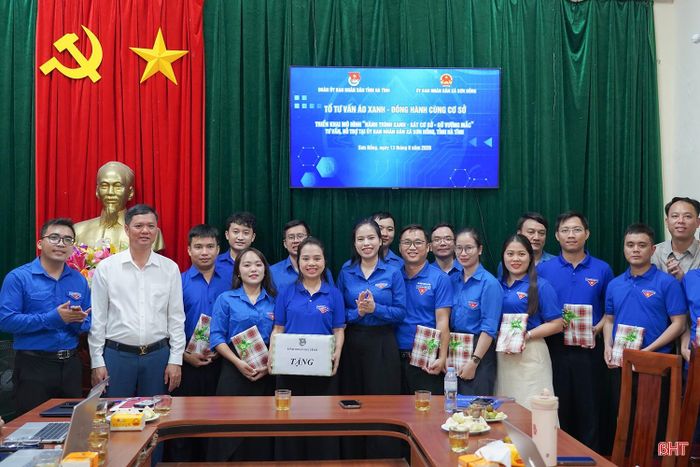 Dịp này, đồng chí Nguyễn Ny Hương - Bí thư Tỉnh đoàn đã tặng quà động viên đội hình Tổ tư vấn áo xanh; đồng thời, ghi nhận tinh thần trách nhiệm, sự chủ động của các thành viên trong việc phát huy chuyên môn để đồng hành cùng cơ sở.