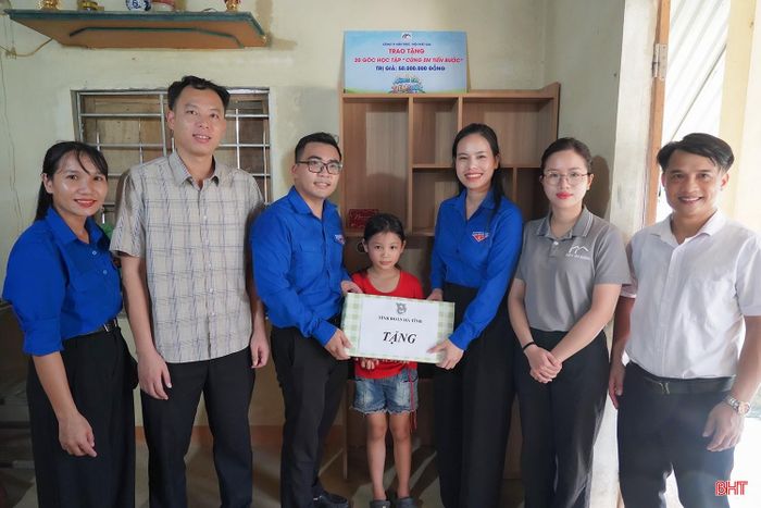 Chuỗi hoạt động tại xã Sơn Hồng không chỉ thể hiện tinh thần xung kích, tình nguyện của tuổi trẻ Hà Tĩnh mà còn phát huy hiệu quả nguồn lực chuyên môn của đội ngũ cán bộ trẻ trong hỗ trợ cơ sở. Đồng thời, những hoạt động chăm lo, đồng hành với thiếu nhi vùng biên đã góp phần tạo điều kiện để các em có thêm động lực học tập, tiếp cận khoa học công nghệ và tự tin phát triển trong thời kỳ chuyển đổi số.