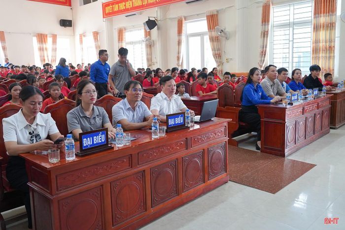 Cũng trong chiều nay, Tỉnh đoàn, Hội đồng Đội tỉnh phối hợp với Đoàn xã Sơn Hồng và Trung tâm STEM Robotics Robolab tổ chức chương trình "Cùng em tiến bước" - Làm chủ khoa học công nghệ, tập huấn kỹ năng STEM và Robotics cho thanh thiếu nhi vùng biên.