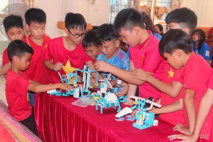Tham gia chương trình, gần 300 đoàn viên, thanh thiếu nhi và đội viên được tìm hiểu kiến thức STEM, trải nghiệm lập trình, điều khiển robot và tham gia nhiều hoạt động thực hành, tương tác. Chương trình góp phần khơi dậy niềm yêu thích khoa học, công nghệ, phát triển tư duy sáng tạo và kỹ năng số cho thanh thiếu nhi vùng biên giới.