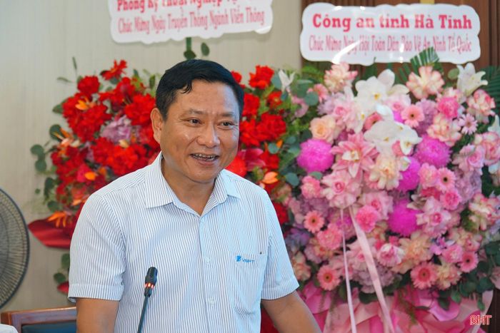 Ông Trần Xuân Dũng - Phó Giám đốc VNPT Hà Tĩnh báo cáo kết quả thực hiện phong trào toàn dân bảo vệ an ninh Tổ quốc.