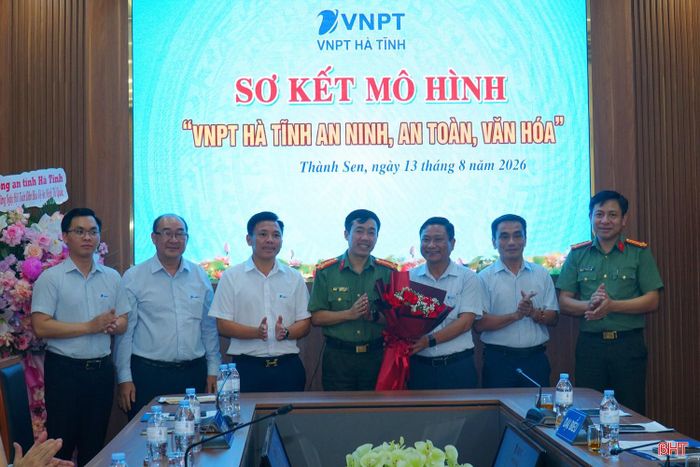 Các đại biểu tặng hoa chúc mừng việc triển khai mô hình “VNPT Hà Tĩnh an ninh, an toàn, văn hóa”.
