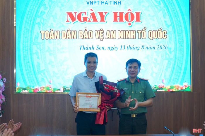 Các đại biểu trao bằng khen cho tập thể và giấy khen cho cá nhân có thành tích xuất sắc trong phong trào toàn dân bảo vệ an ninh Tổ quốc.