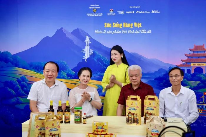 Ông Trần Hữu Linh, Cục trưởng Cục Quản lý và Phát triển thị trường trong nước (Bộ Công Thương) trực tiếp tham gia phiên của Chương trình "Sức sống hàng Việt". (Ảnh: BCT/Vietnam+)