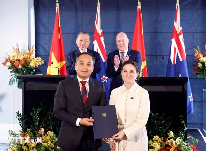 Sáng 13/8/2026 (giờ địa phương), tại thành phố Auckland, sau hội đàm chính thức, Tổng Bí thư, Chủ tịch nước Tô Lâm và Thủ tướng New Zealand Christopher Luxon gặp gỡ báo chí và chứng kiến lễ trao văn kiện hợp tác giữa hai nước. (Ảnh: Thống Nhất/TTXVN)