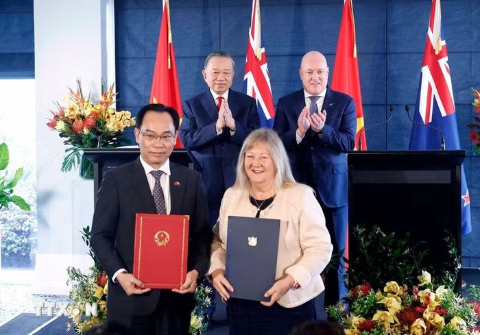 Tổng Bí thư, Chủ tịch nước Tô Lâm và Thủ tướng New Zealand Christopher Luxon chứng kiến trao văn kiện hợp tác giữa hai nước. (Ảnh: Thống Nhất/TTXVN)
