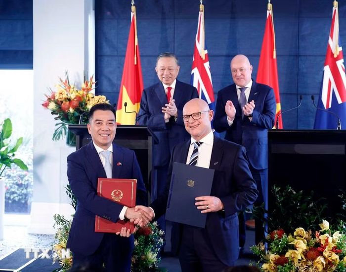 Tổng Bí thư, Chủ tịch nước Tô Lâm và Thủ tướng New Zealand Christopher Luxon chứng kiến trao văn kiện hợp tác giữa hai nước. (Ảnh: Thống Nhất/TTXVN)