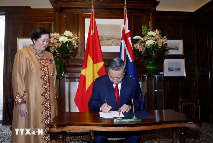 Tổng Bí thư, Chủ tịch nước Tô Lâm ký sổ lưu bút. (Ảnh: Thống Nhất/TTXVN)