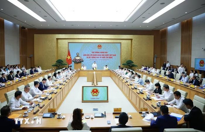 Thủ tướng Lê Minh Hưng làm việc với Ngân hàng Nhà nước Việt Nam và các hệ thống tín dụng. (Ảnh: Dương Giang/TTXVN)