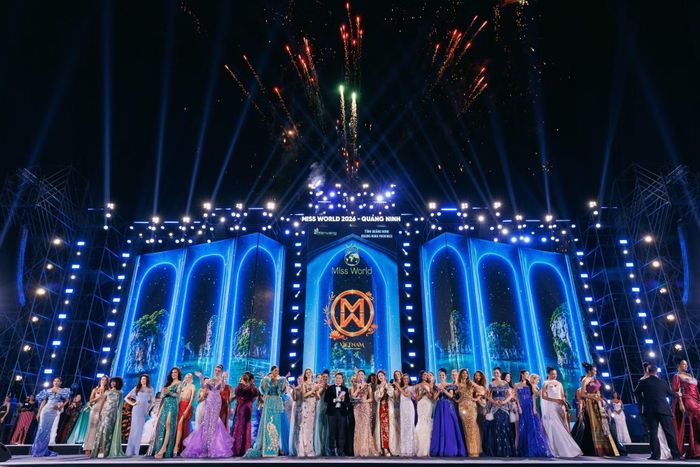 Các thí sinh trong trang phục dạ hội. (Ảnh: CTV/Vietnam+)