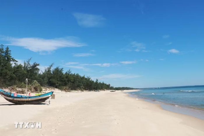 Bãi biển xã Cửa Việt, tỉnh Quảng Trị có dải cát trắng mịn, nước biển trong xanh. (Ảnh: Tường Vi/TTXVN)