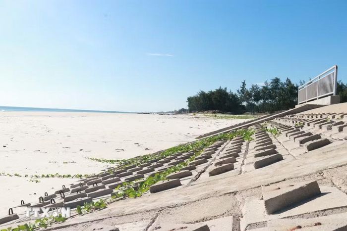 Bãi biển xã Cửa Việt, tỉnh Quảng Trị được xây dựng kè để bảo vệ dải cát dài trắng mịn. (Ảnh: Tường Vi/TTXVN)