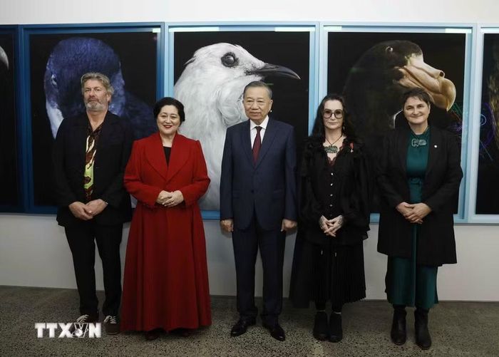 Tổng Bí thư, Chủ tịch nước Tô Lâm cùng Toàn quyền New Zealand Cindy Kiro và đại biểu tại Triển lãm ảnh StarkWhite của nhiếp ảnh gia Fiona Pardington. (Ảnh: Thống Nhất/TTXVN)