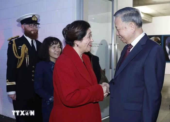 Toàn quyền New Zealand Cindy Kiro đón Tổng Bí thư, Chủ tịch nước Tô Lâm đến tham quan Triển lãm ảnh StarkWhite của nhiếp ảnh gia Fiona Pardington. (Ảnh: Thống Nhất/TTXVN)