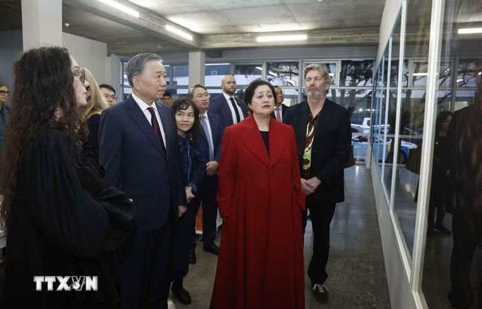 Tổng Bí thư, Chủ tịch nước Tô Lâm và Toàn quyền New Zealand Cindy Kiro tham quan Triển lãm ảnh StarkWhite của nhiếp ảnh gia Fiona Pardington. (Ảnh: Thống Nhất/TTXVN)