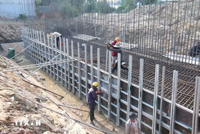 Dự án xây dựng cầu Văn Thánh thuộc phường Bình Thuận đang được đẩy nhanh tiến độ giải ngân vốn đầu tư công. (Ảnh: Nguyễn Thanh/TTXVN)