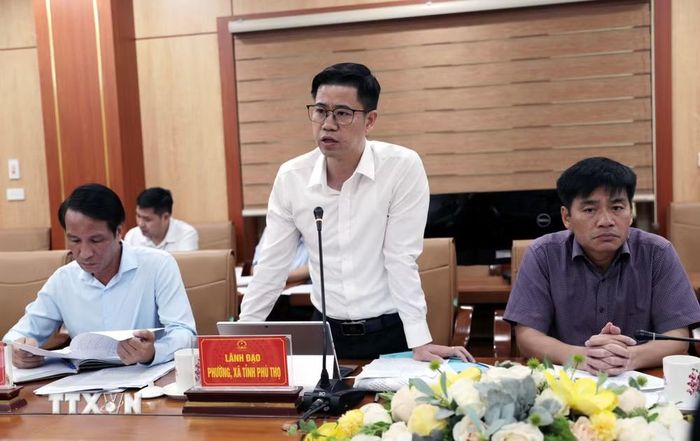 Đại diện lãnh đạo xã Tam Hồng báo cáo một số khó khăn, vướng mắc trong quản lý, vận hành cụm công nghiệp Yên Đồng. (Ảnh: Tạ Toàn/TTXVN)