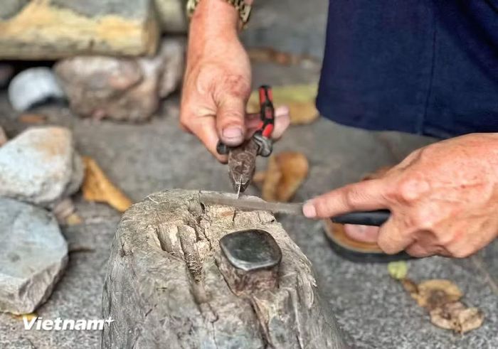 Nghề làm bạc thủ công của người Mông ở bản Cát Cát. (Ảnh: Xuân Mai/Vietnam+)