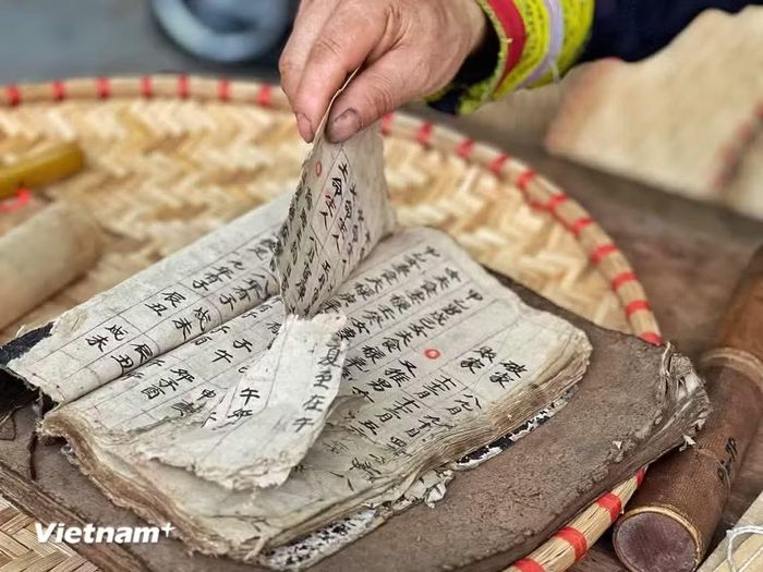 Tư liệu cổ văn hóa dân gian còn lưu giữ được của đồng bào thiểu số ở Sa Pa. (Ảnh: Xuân Mai/Vietnam+)