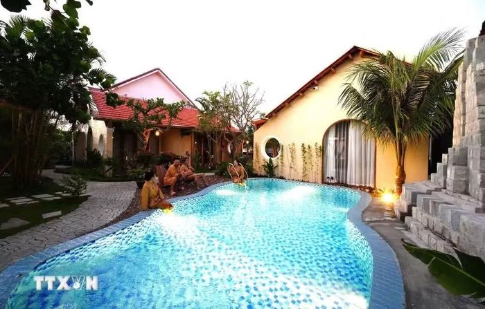 Homestay với kiến trúc làng biển phục vụ khách du lịch ở Làng Lò. (Ảnh: Tường Quân/TTXVN)